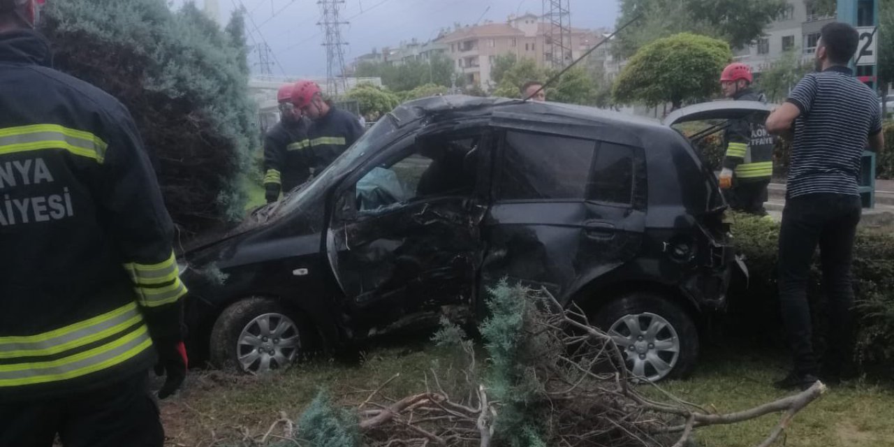 Konya’da otomobil ağaçlara çarptı, sürücünün durumu ağır