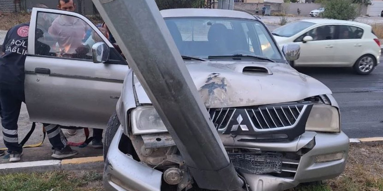 Konya’da kamyonet MEDAŞ direğine çarptı