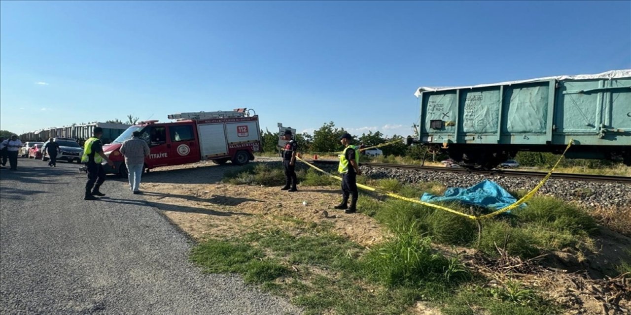 Yük treni patpat’a çarptı: Anne ve 2 çocuğu öldü