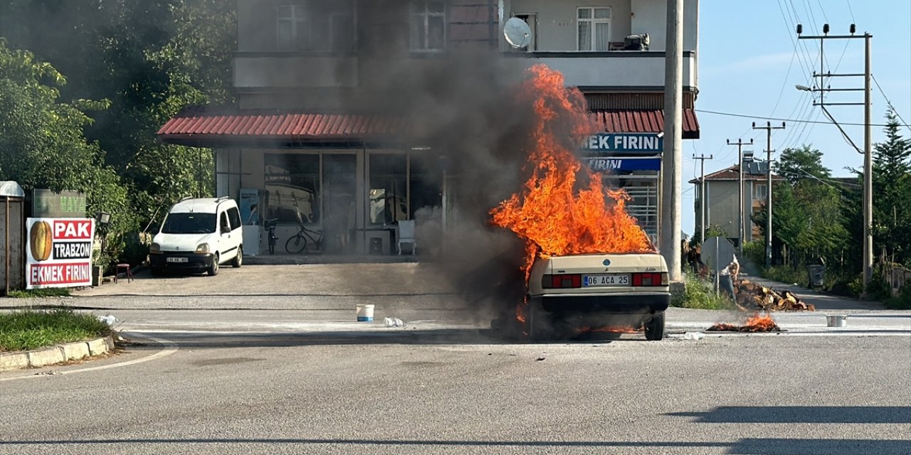 Otomobil seyir halindeyken alev topuna döndü