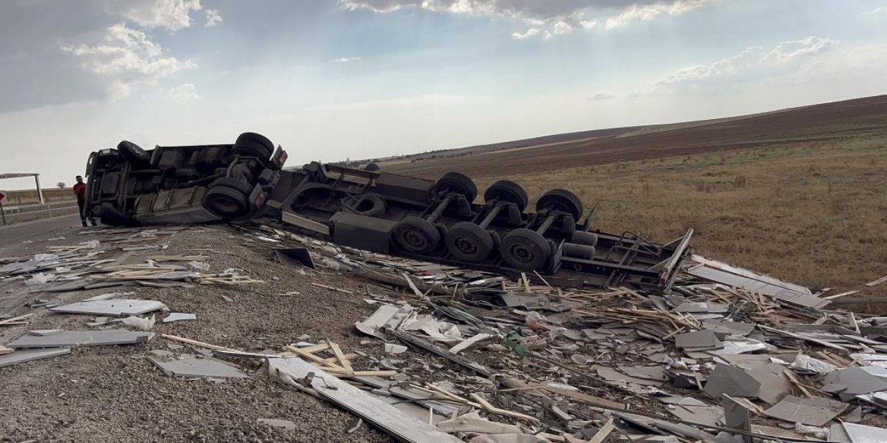 Şarampole devrilen Konya plakalı TIR hurdaya döndü