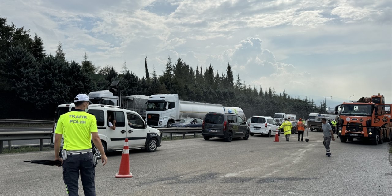 Otoyolda zincirleme kaza! Yol ulaşıma kapandı