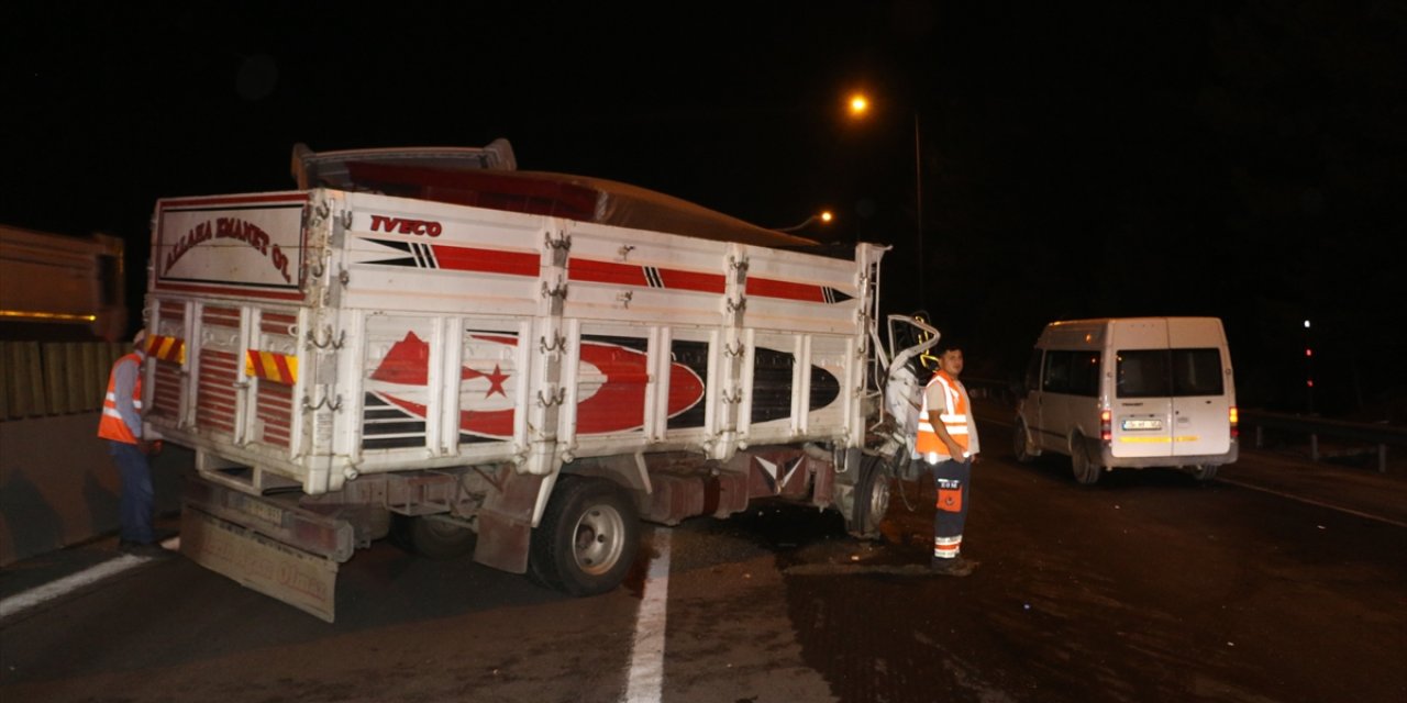 Konya plakalı TIR rampada geri gitmeye başlayınca 2 araç çarptı