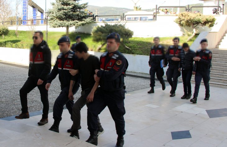 Ziyarete gittikleri evin sahibini sandalyeye bağlayıp gasp ettikleri iddiası