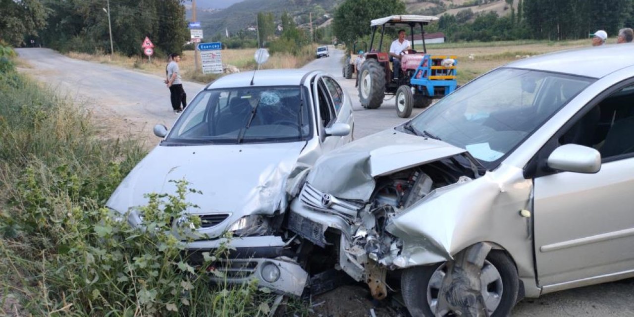 Otomobiller kafa kafaya çarpıştı: 2'si çocuk 5 kişi yaralandı