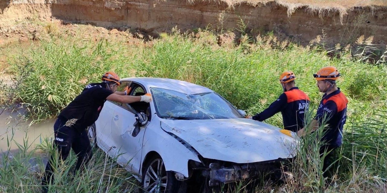 Otomobil ırmağa uçtu, sürücüsü can verdi