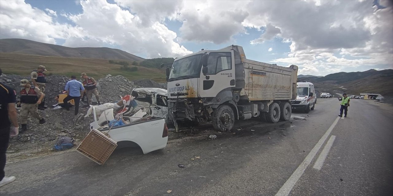 Hafriyat kamyonunun çarptığı pikap ikiye bölündü: 3 ölü