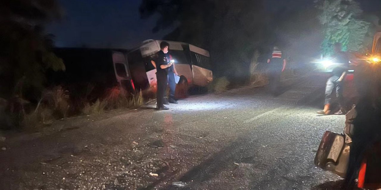 Konya’da minibüs ile çarpışan traktör ikiye bölündü