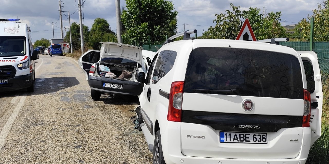 Otomobil ile hafif ticari araç kafa kafaya çarpıştı: 8 yaralı