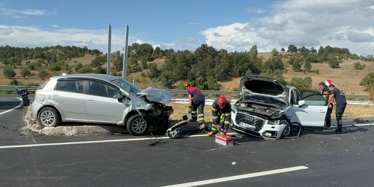 İki otomobilin çarpıştığı kazada 5 kişi yaralandı