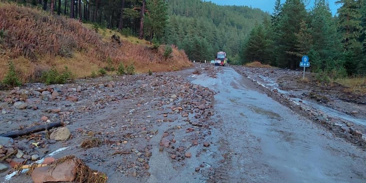 Sel nedeniyle kapanan grup köy yolu ulaşıma açıldı