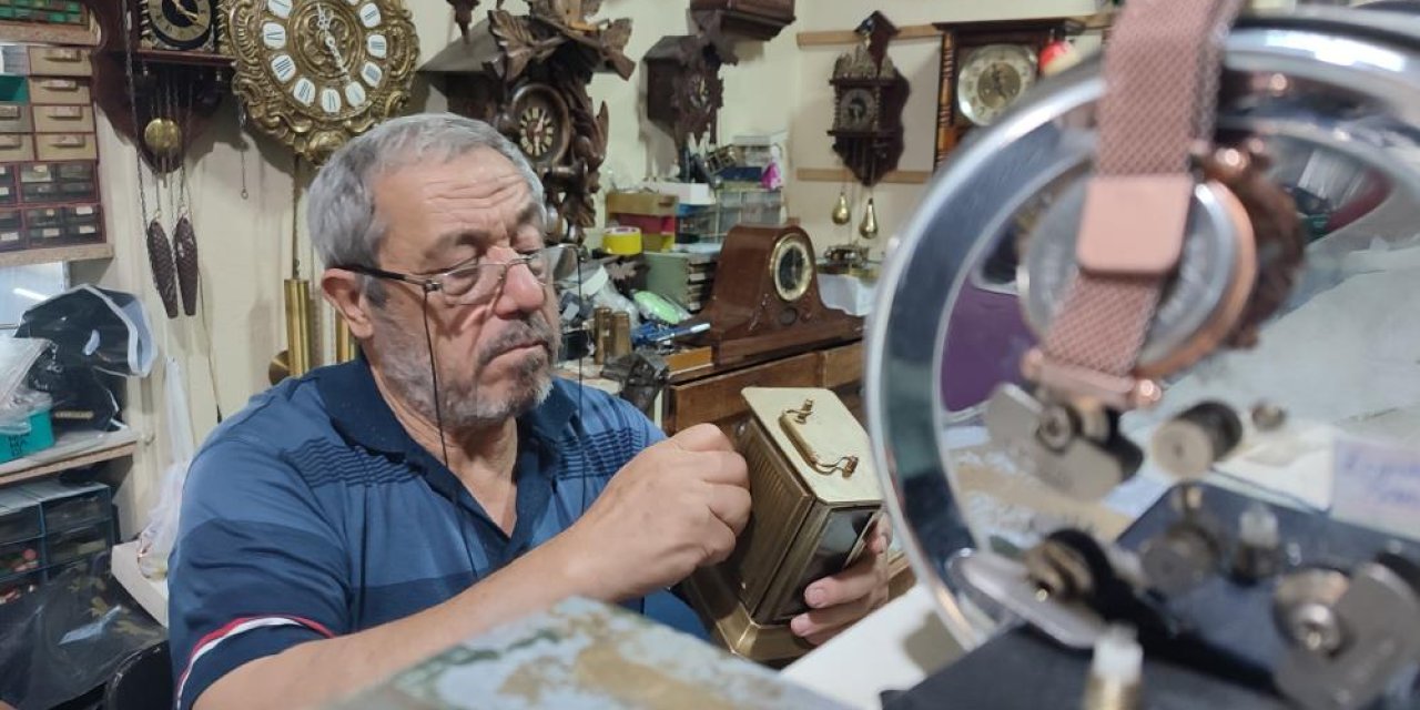 Konya’da antika saatler usta elde yeniden hayat buluyor