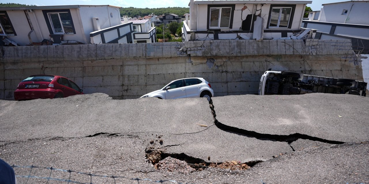 Sağanak yağış nedeniyle İzmir'de yol çöktü, eğitime ara verildi