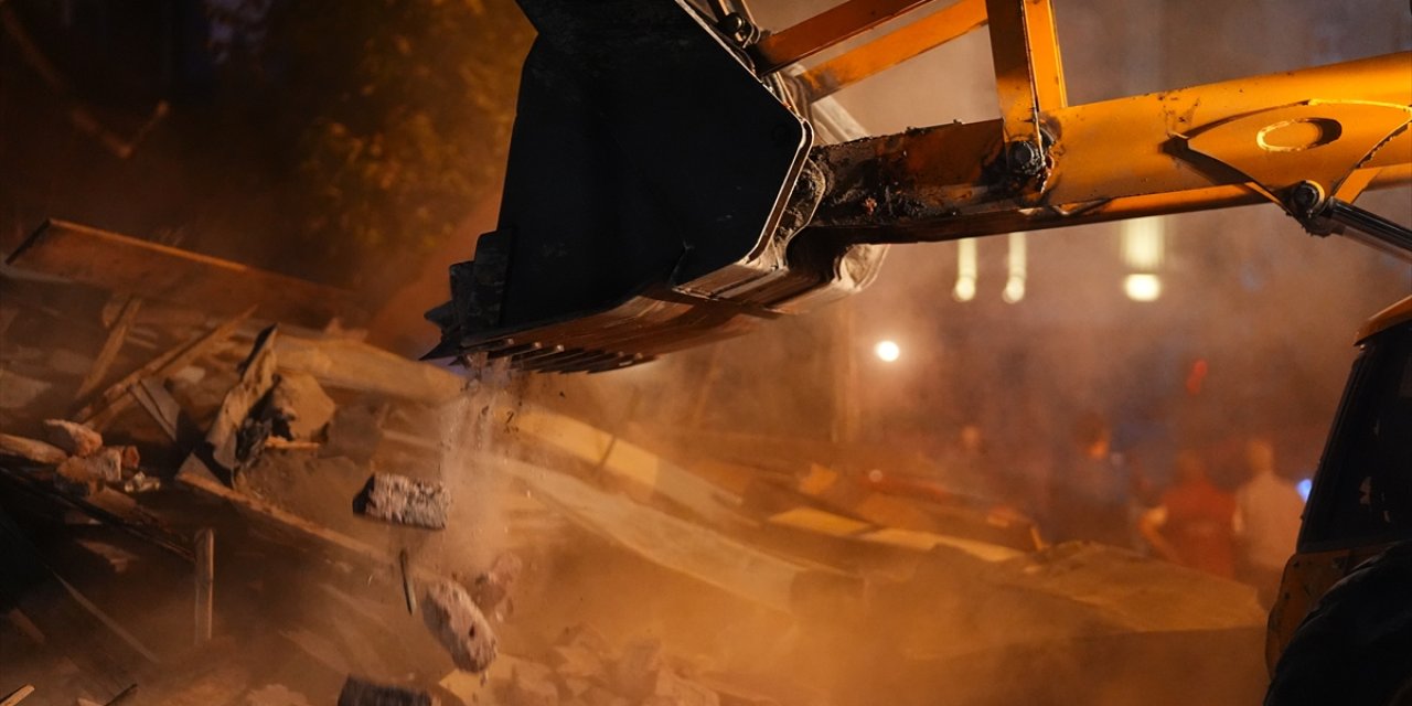 Fatih'te 3 katlı bir bina çöktü