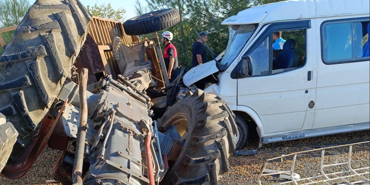 Minibüs traktöre çarptı: 12 yaralı