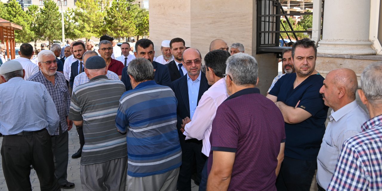 Başkan Pekyatırmacı, Cuma namazı sonrası vatandaşlarla buluştu