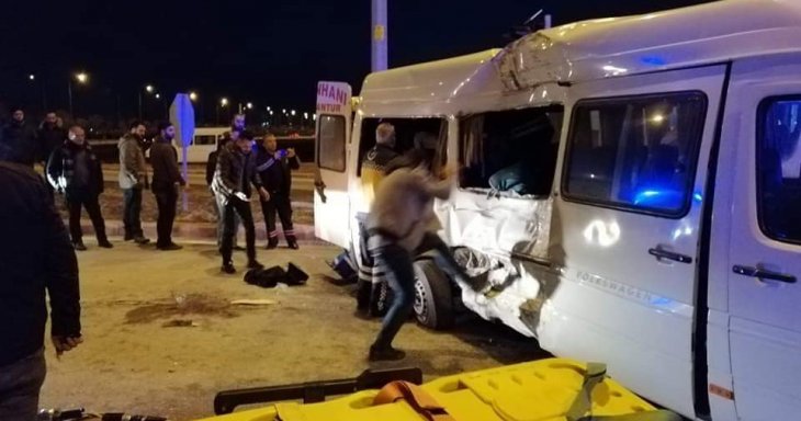 Konya'da işçi taşıyan minibüs devrildi! Çok sayıda yaralı var