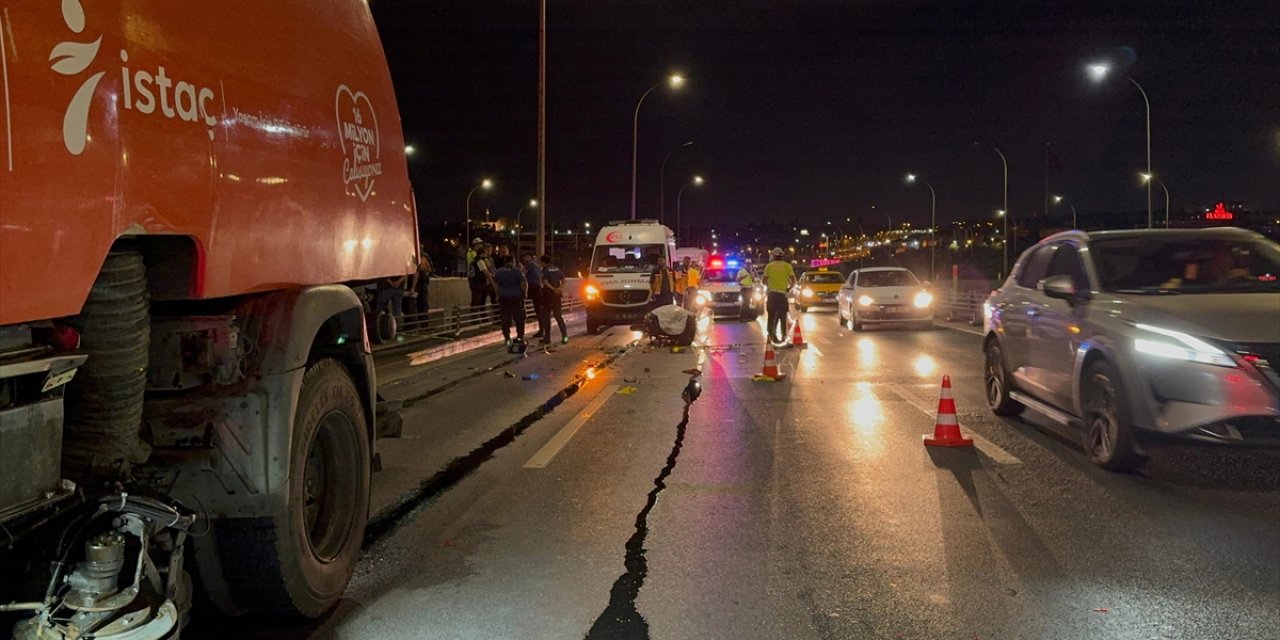 Yol temizleme aracına çarpan motosiklet sürücüsü öldü