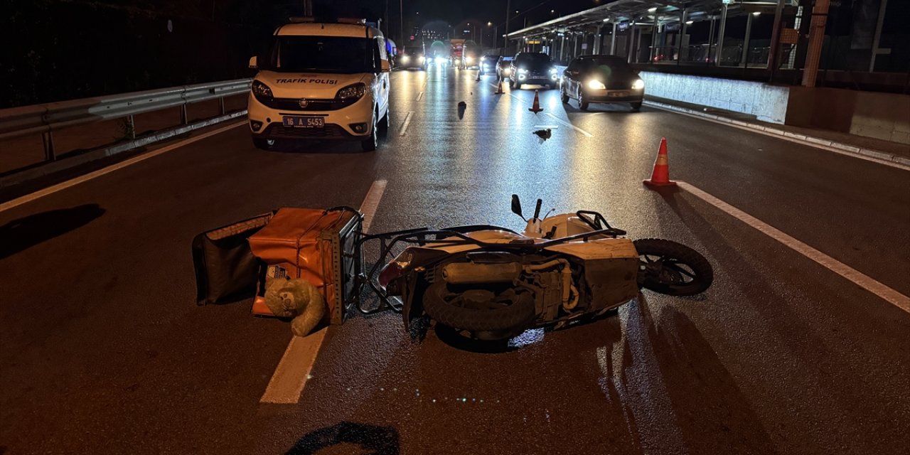 Bariyerlere çarpan motokurye hayatını kaybetti