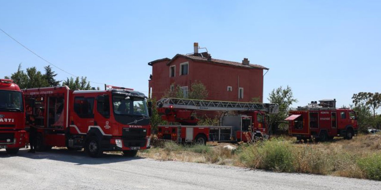 Konya’da 3 katlı binanın çatısı yandı