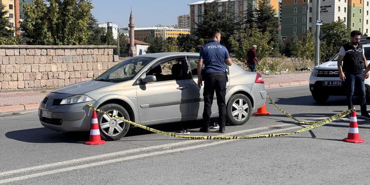 Otomobilin önünü kesip eski eşine kurşun yağdırdı