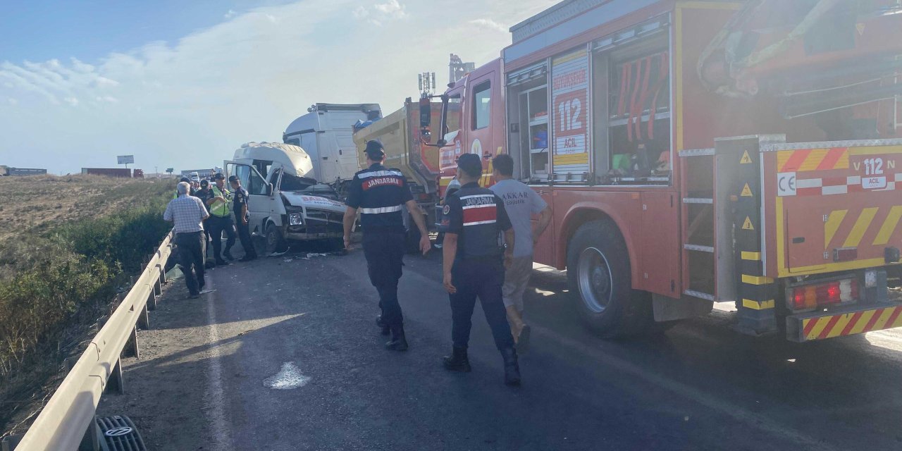 Katliam gibi kaza! TIR ile işçi servisi çarpıştı: 4 ölü