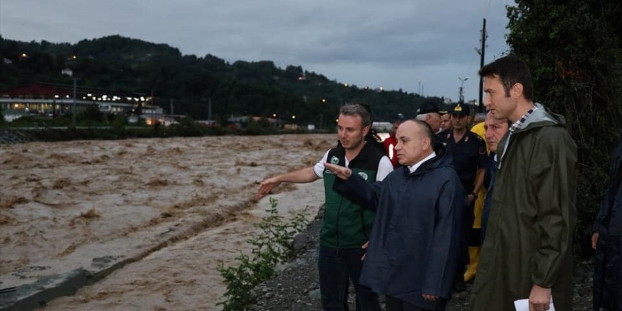 Heyelan ve taşkınlar 32 köy yolunu ulaşıma kapattı