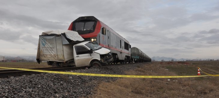 Konya’ya gelen yük treni, aynı hemzemin geçitte yine ekmek yüklü kamyonete çarptı: 1 ölü