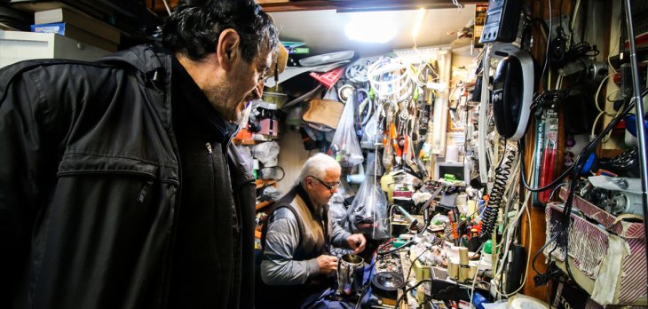 Konya’da yaşayan 74 yaşındaki Seyit Bulut, 63 yıldır elektronik ev aletlerini tamir ediyor