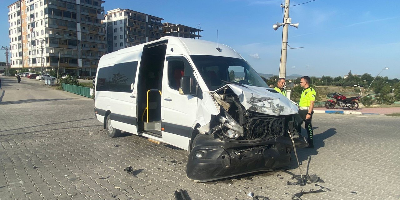 Okul servisi otomobille çarpıştı: 8 öğrenci yaralandı