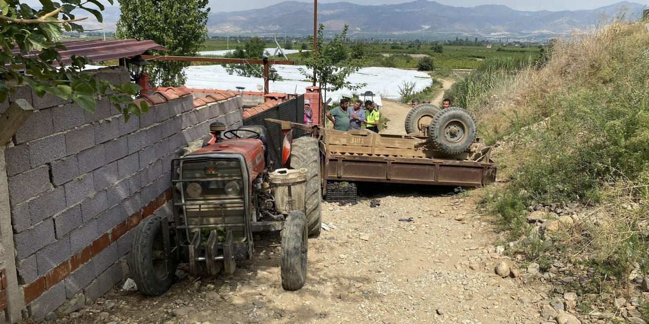 Tarım işçilerini taşıyan traktörün römorku devrildi: 11 yaralı