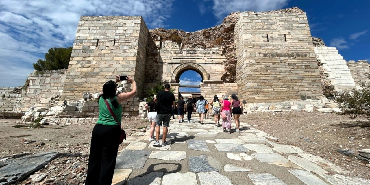 İzmir'de Romalı gladyatörün bin 800 yıllık lahiti bulundu