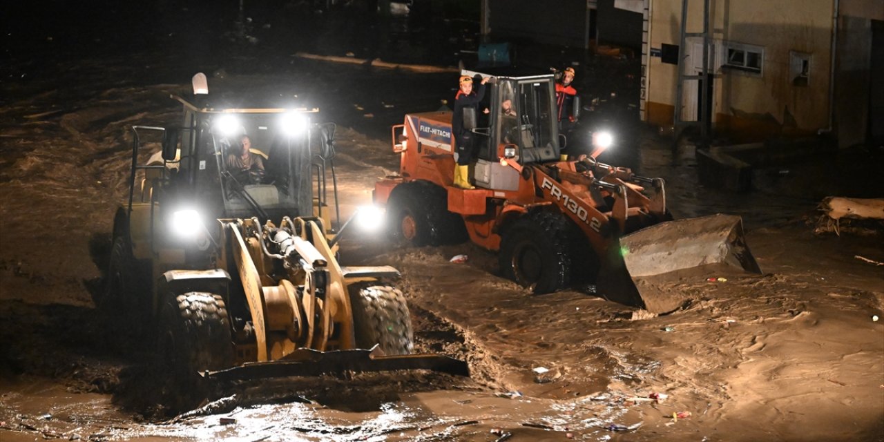 Hastaneyi su bastı, yolları çamur kapladı