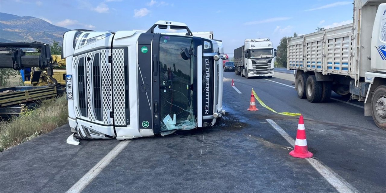 Konya yolunda devrilen TIR’ın sürücüsü öldü