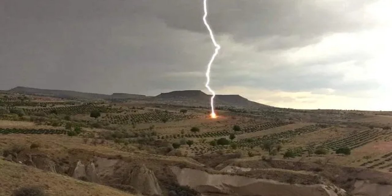 Sığındıkları ağacın yanına yıldırım düştü: 2 ölü, 6 yaralı