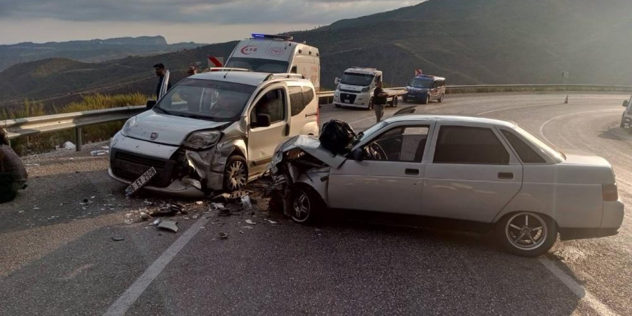 Konya yolunda otomobil ile hafif ticari araç çarpıştı: 3 yaralı