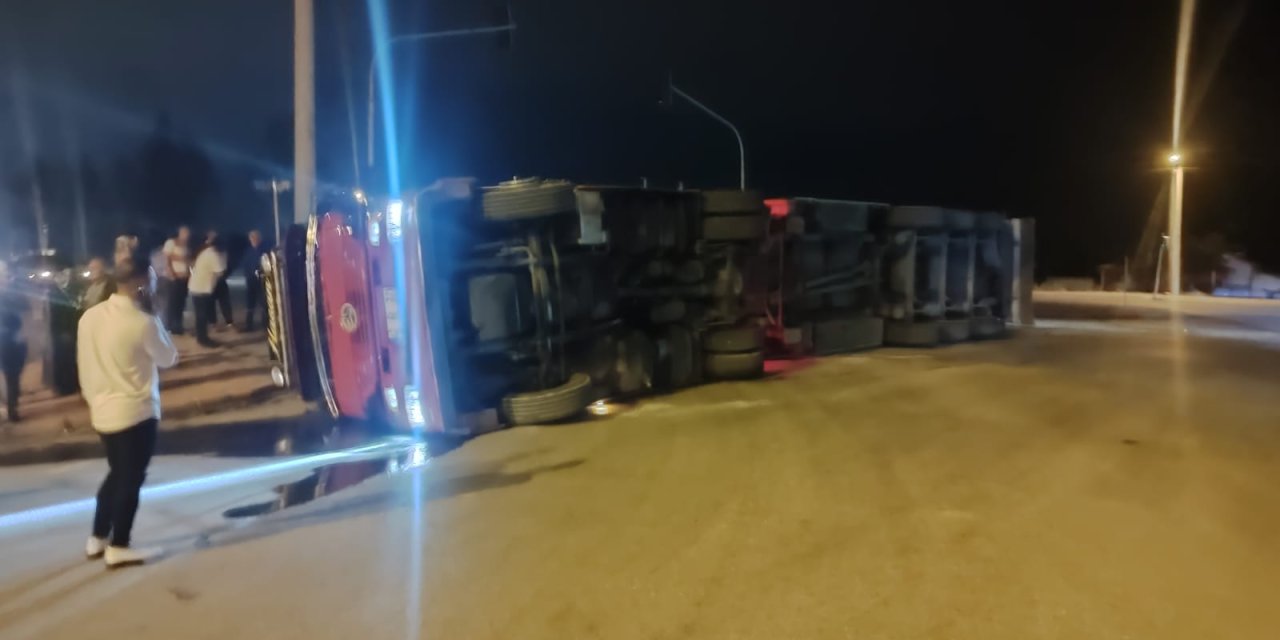 Konya’da lahana yüklü TIR devrildi, yol kapandı