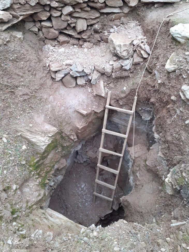 Defineciler suçüstü yakalandı