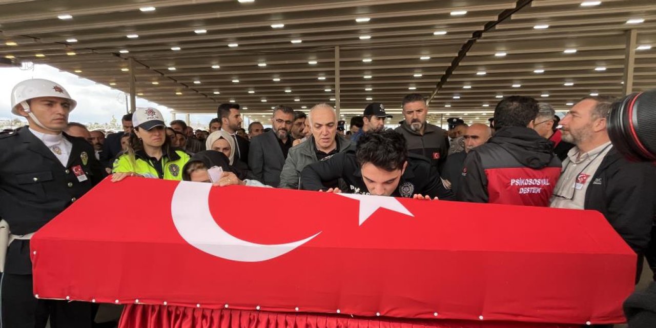 Yürek yakan kare! Polis eş, şehidimizi böyle uğurladı