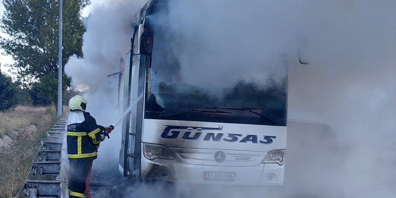 13 yolcunun bulunduğu otobüs seyir halindeyken yandı