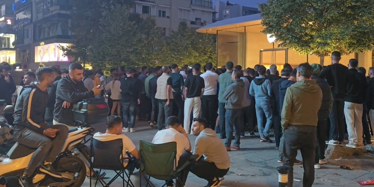 iPhone 16 için geceden kuyruğa girmişlerdi! Kim oldukları ortaya çıktı
