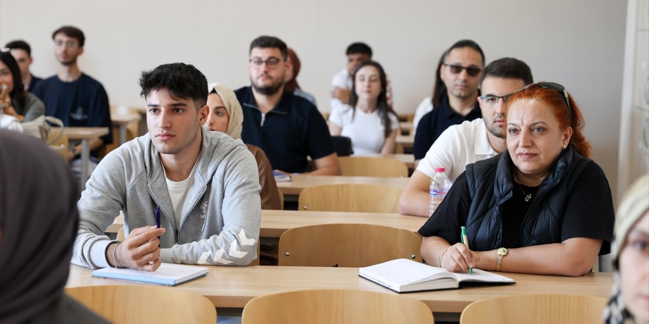 Konyalı Aynur yeğeniyle girdiği iddiayı kazandı, 52 yaşında üniversiteli oldu