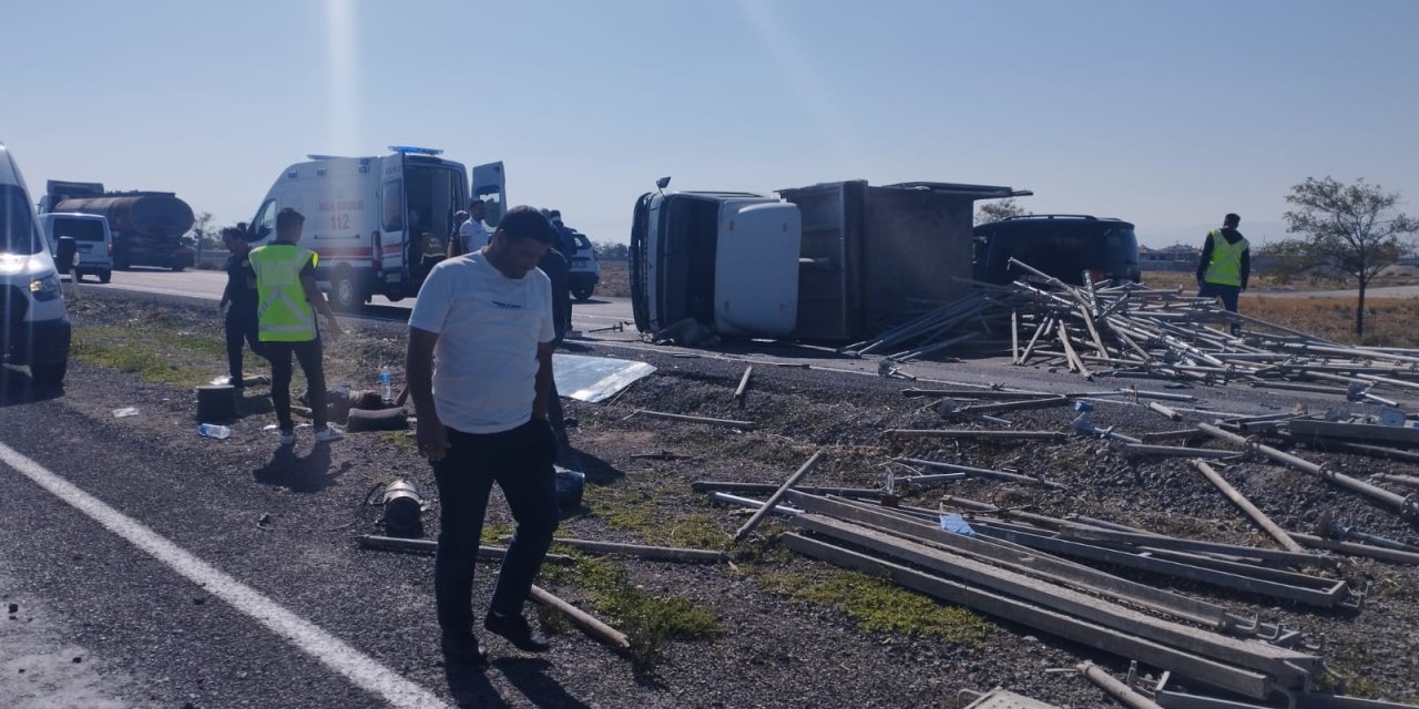 Konya’da lastiği patlayan kamyonet devrildi: 2 yaralı