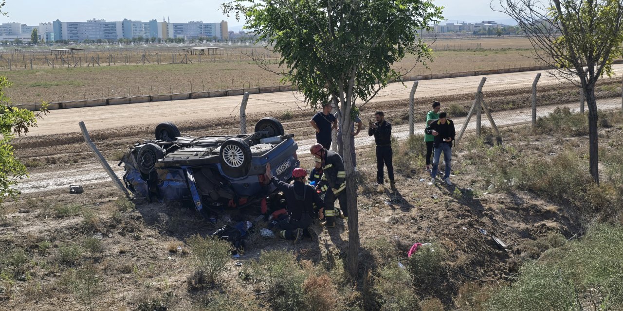 Konya’da devrilen otomobildeki 2 kişi yaralandı