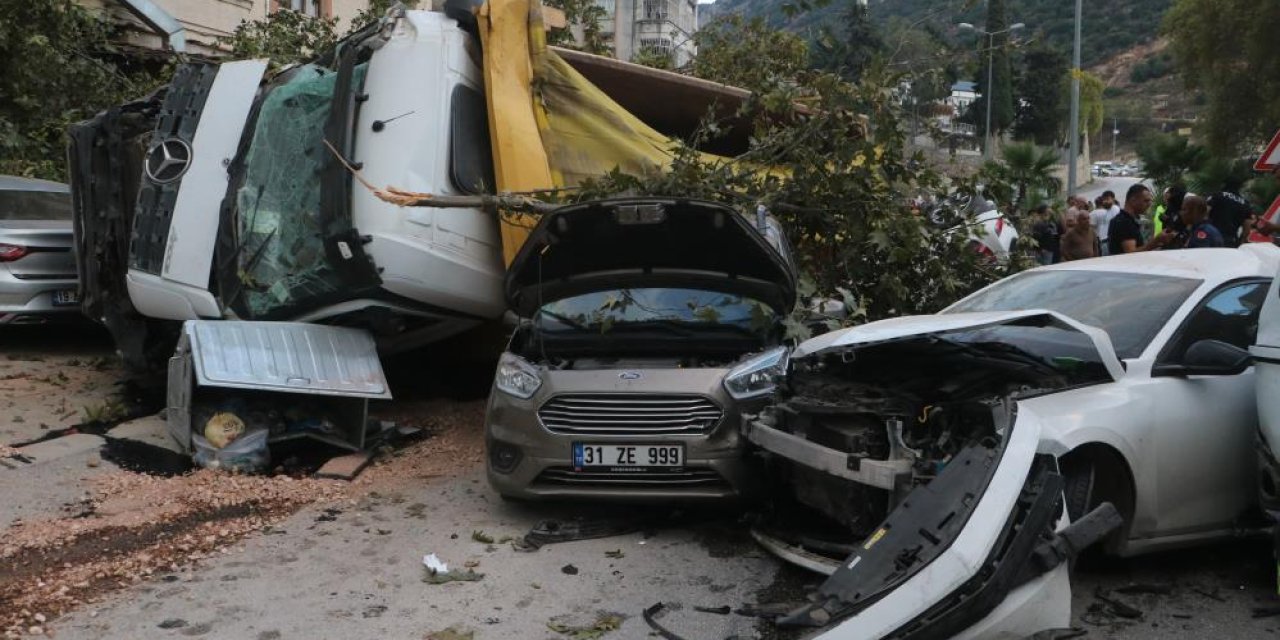 Freni patlayan hafriyat kamyonu 9 aracı ezdi