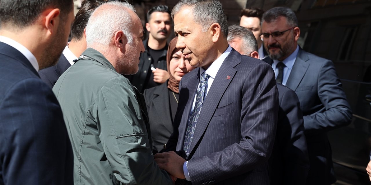 Bakan Yerlikaya şehit polis Şeyda Yılmaz'ın baba evine gitti