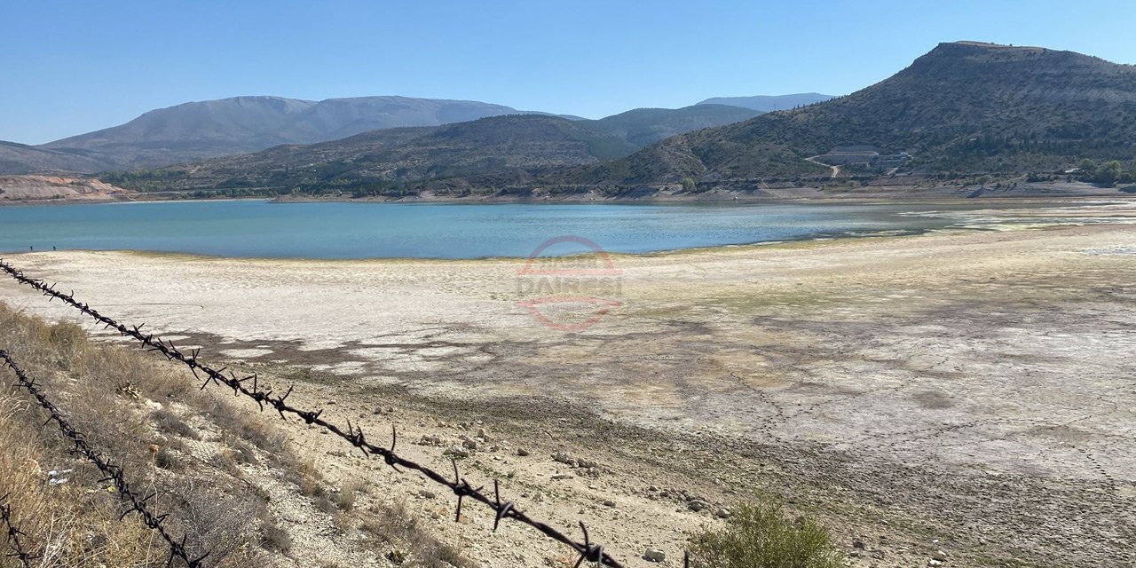 Konya’da kuraklığın vurduğu barajda su kıyıdan uzaklaşıyor