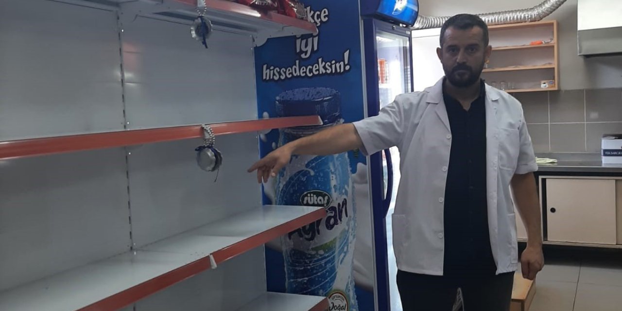 Mobbinge uğradığını iddia etti, tepkisini rafları boşaltarak gösterdi