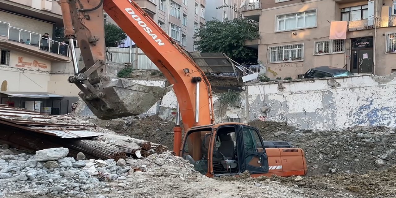 İnşaat çalışması sırasında istinat duvarı ve yol çöktü