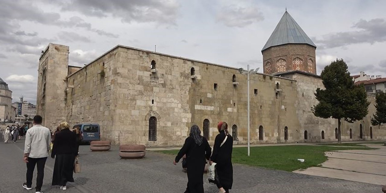 Konya yerine Sivas'a defnedilmişti! Önünden geçenlerin çoğu kabrin kime ait olduğunu bilmiyor